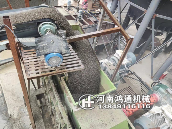 重庆2PG1610瓜米石对辊制砂机正常投入生产(图6)